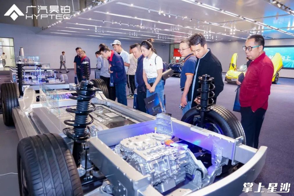 与会代表参观生产车间。企业供图 与会代表参观生产车间。企业供图