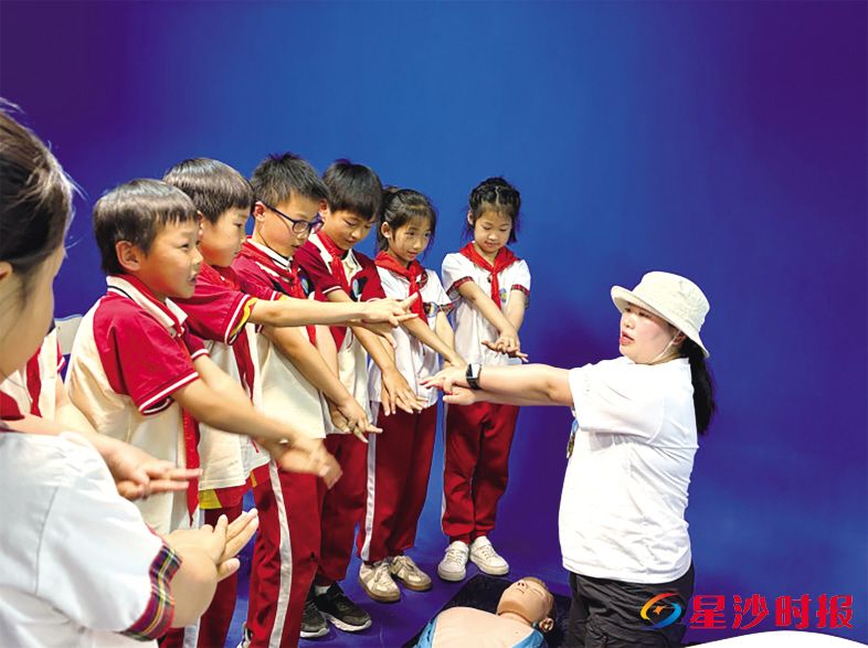 　　松雅湖湿地自然学校果树老师带领学生进行心肺复苏实操体验。　　松雅湖湿地自然学校供图