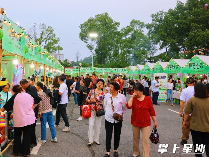 江背镇金洲村主会场滨河广场，趣味市集人声鼎沸。曾诗怡 摄