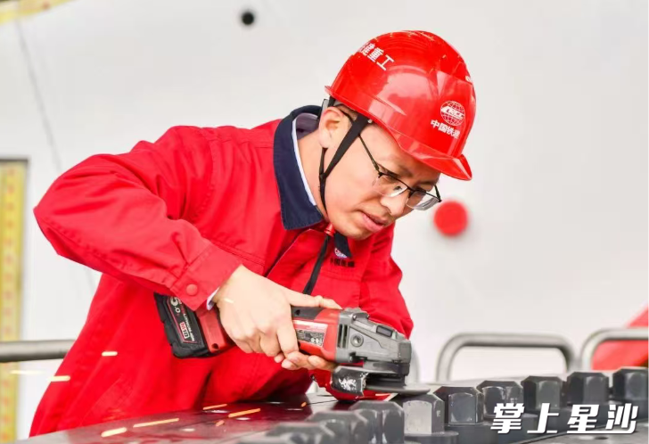 奋进的“刀盘”永不停歇，短短几个字浓缩的，正是张帅坤在一线岗位上的稳扎稳打。受访者供图