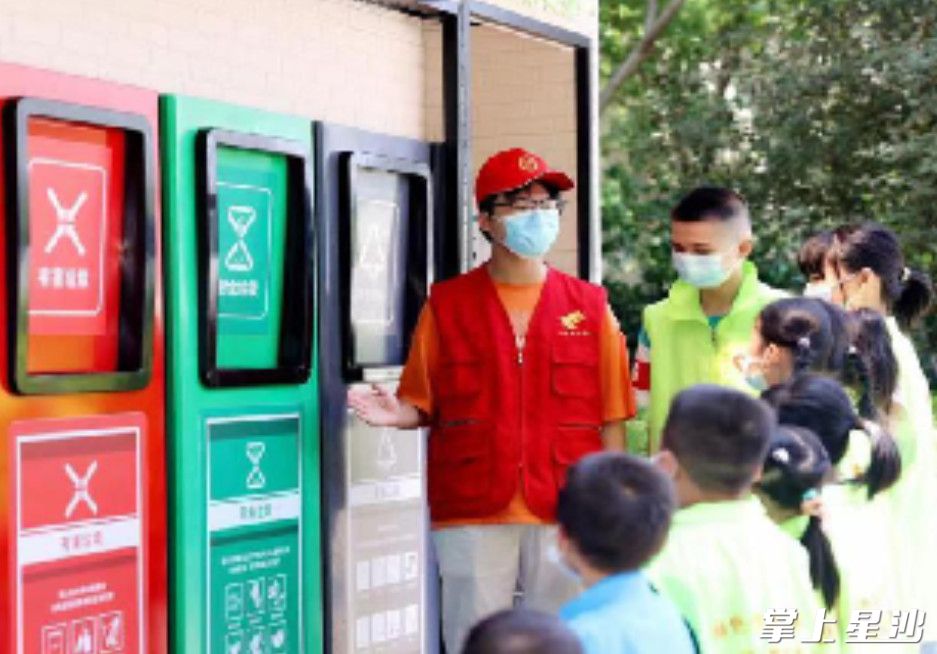 环保志愿者为青少年讲解垃圾分类环保知识。社区供图