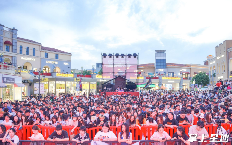 5月3日，松雅湖商圈预计客流30.18万人次。图为长沙百联奥莱。张名扬 摄