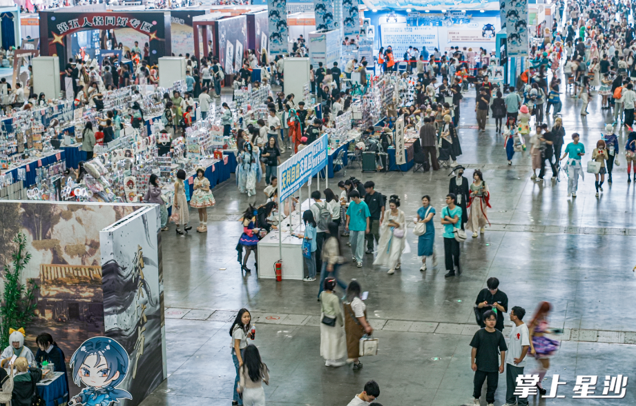 5月1日，2025燚热浪国际动漫游戏博览会在长沙国际会展中心开幕。长沙百联奥特莱斯购物广场供图