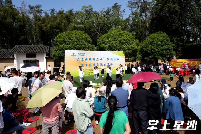 “我在开慧有丘田”供销集市暨文化惠民演出活动现场。开慧镇供图