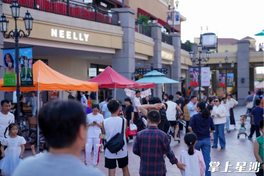 节假日期间，长沙百联奥特莱斯人气火爆。百联奥莱供图