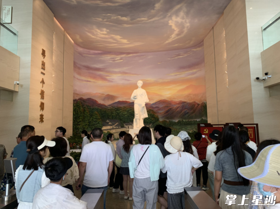 杨开慧生平业绩陈列馆游人如织。