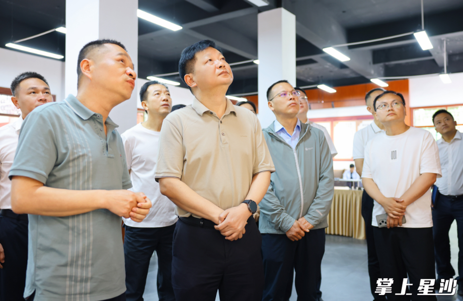 付旭明在橘杏缘康养基地，调研文旅+康养的文旅融合创新模式。均为曾诗怡 摄