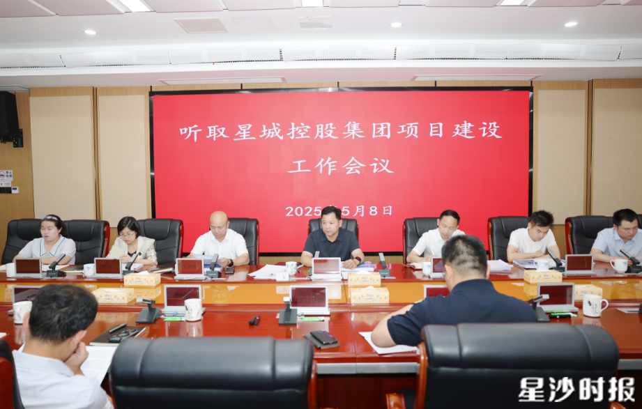 调度推进现场。叶尹浩 摄