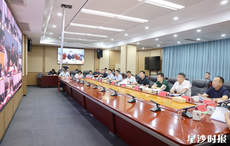 调度推进现场。叶尹浩 摄