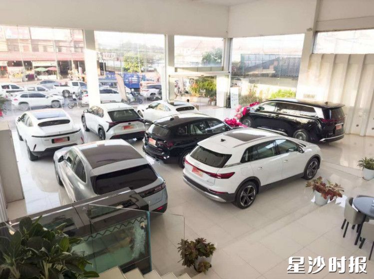 老挝-万象仓店内，各种型号中国二手车物美价廉、结实耐用，受到海外客户的青睐。基地供图