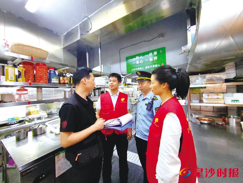 泉星社区工作人员在陈双财门店开展夜间巡查。泉塘街道供图