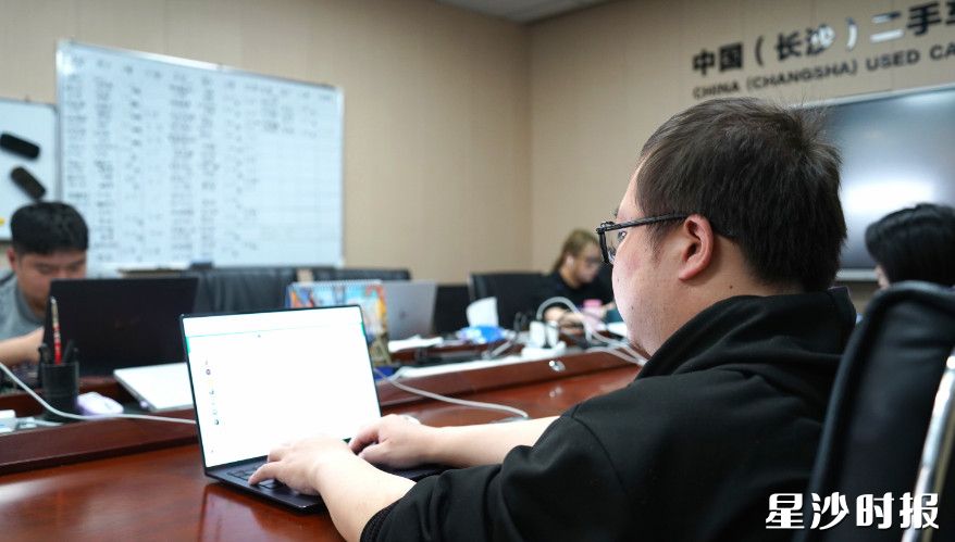 工作人员正通过线上APP和来自俄罗斯共青城的车商洽谈。邬振 摄