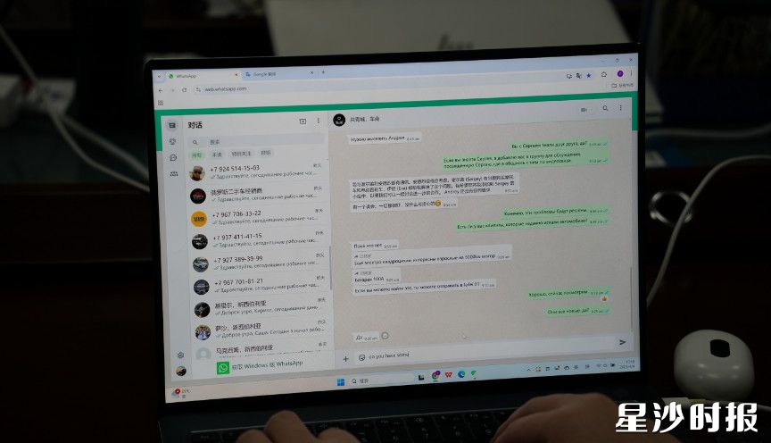 工作人员与外籍买家线上沟通。邬振 摄