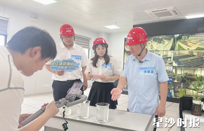 工作人员介绍水质情况。