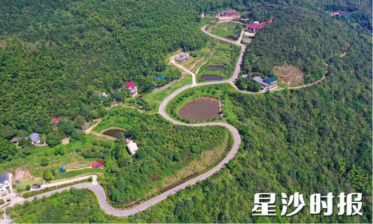 福临镇影珠山风景区，蜿蜒的公路为旅游发展打开通道。