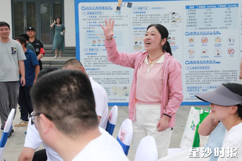 居民代表踊跃参与有奖问答。