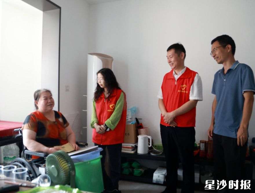 “星沙好人”周智雄走访慰问湘龙街道困难残疾人何东香。均为县文明办供图