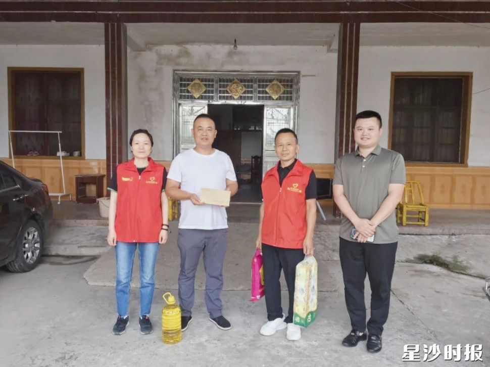 “湖南好人”刘兵走访慰问黄兴镇困难残疾人廖胜。