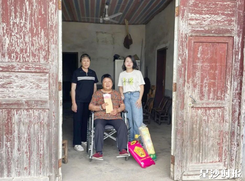 “长沙县道德模范”曾美红走访慰问高桥镇困难残疾人王炼。