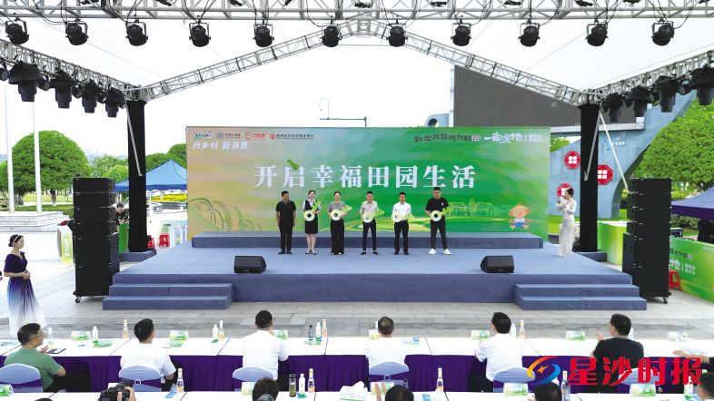 　　活动现场，为认领房主转交“开启幸福田园生活”的金钥匙。　　胡宇韬 摄