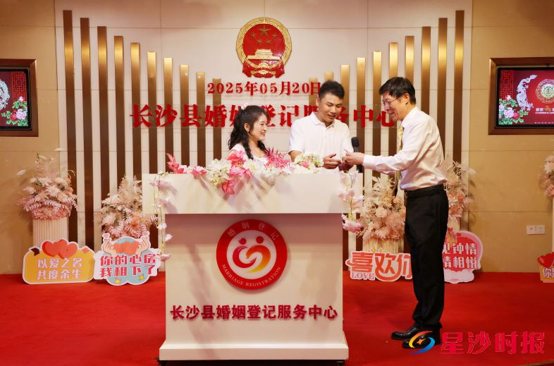 　　著名主持人李兵为新人颁发结婚证并领读结婚誓词。