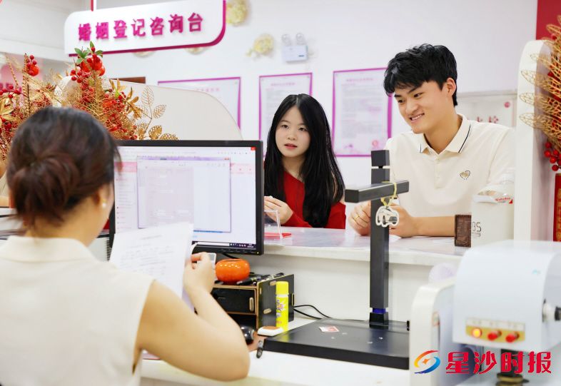 　　河南的唐先生和张女士成为当天首对跨省办理结婚登记的新人。