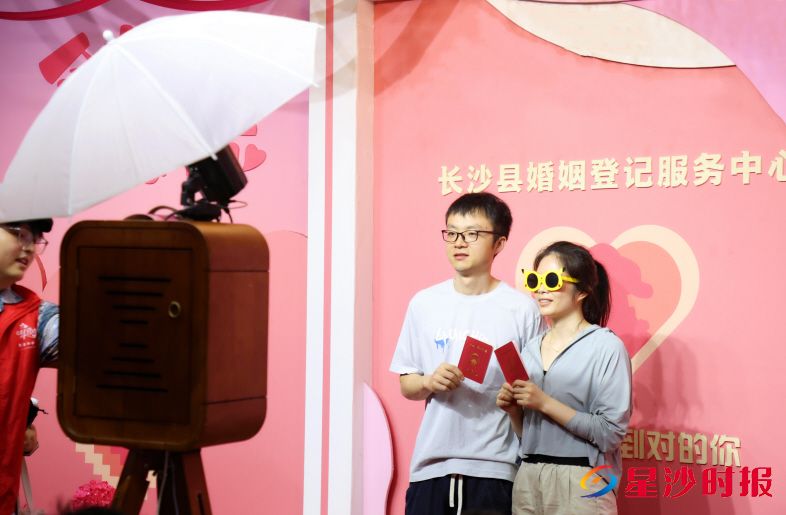 　　新人们领证后在打卡墙合影留念。