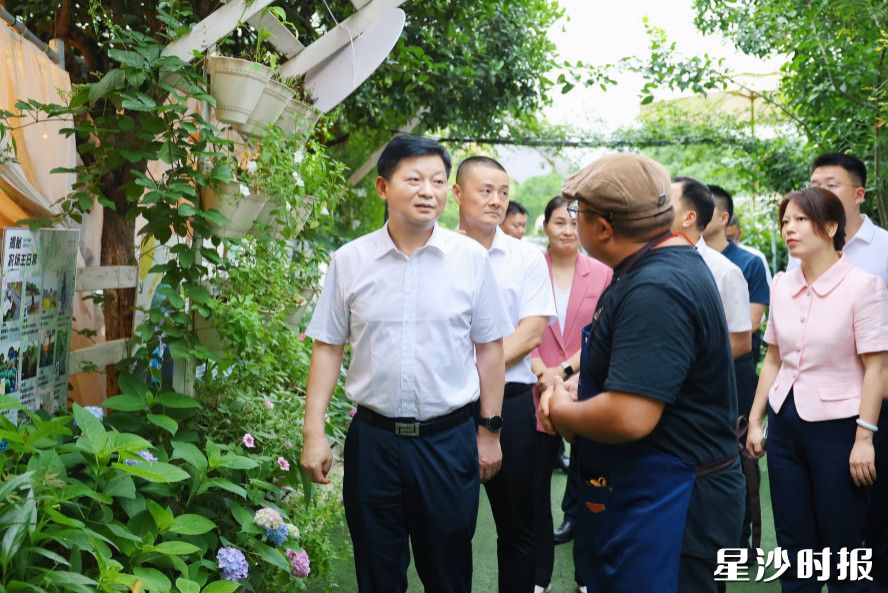 付旭明在芭蕉熊半山坡生态农场调研。
