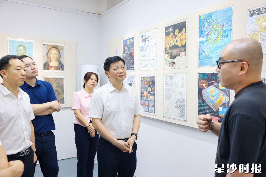 付旭明在湘峰乡村美育馆调研。