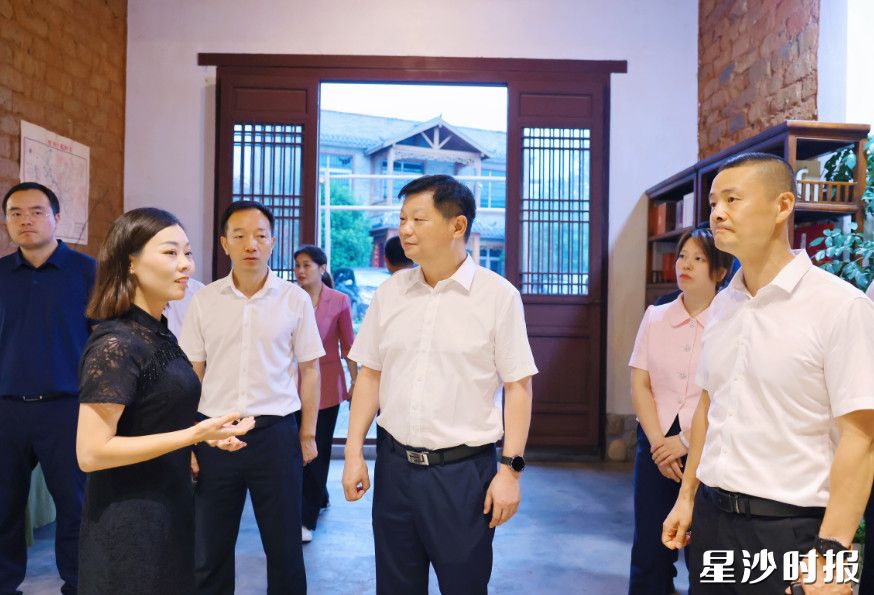付旭明在杨祠荷畔茶馆调研。