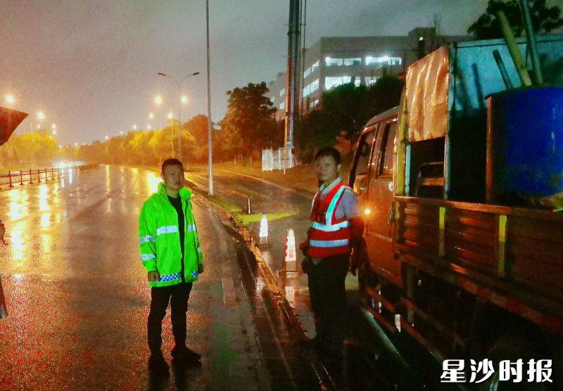 长龙街道组织工作人员对城市内涝点进行巡查。街道供图