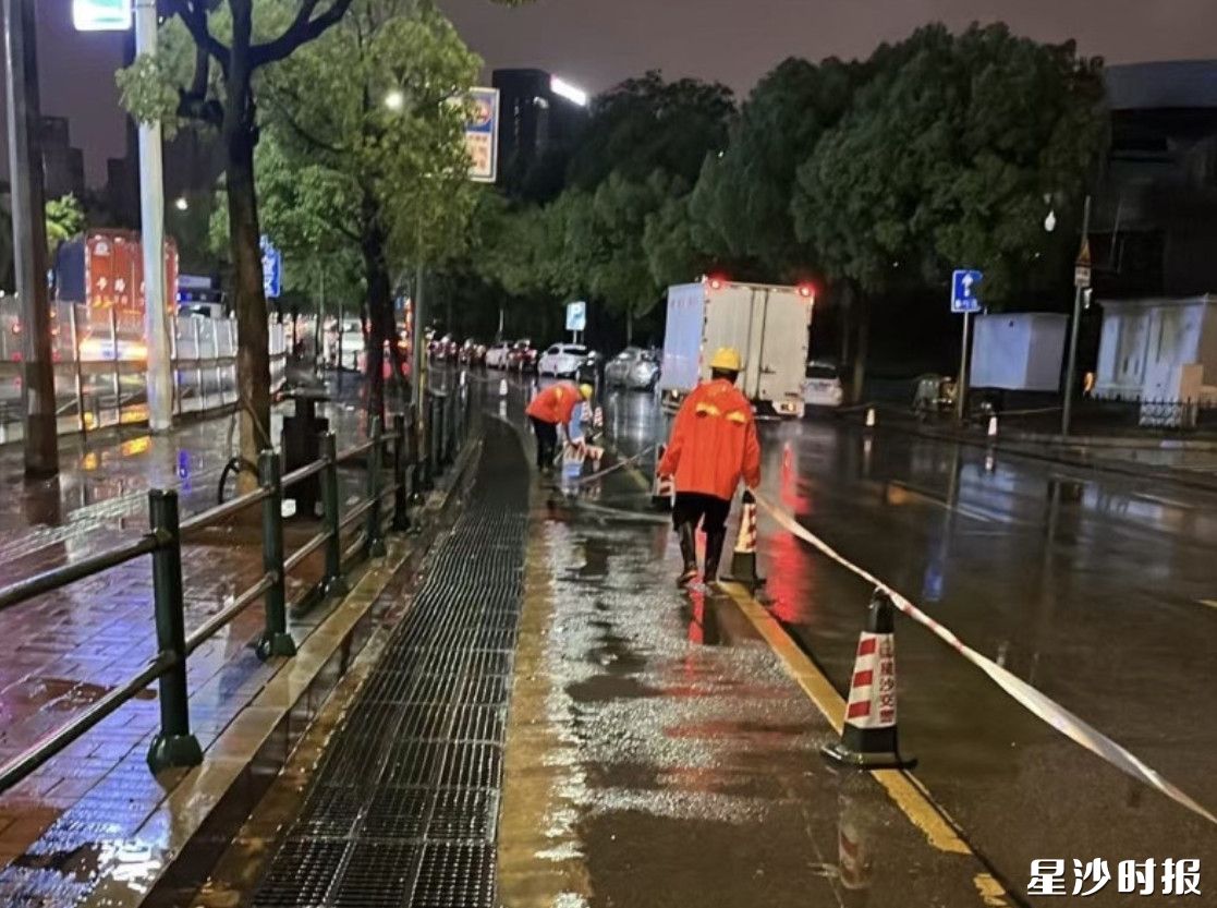 市政工人正在准备依次打开雨水箅子排水。