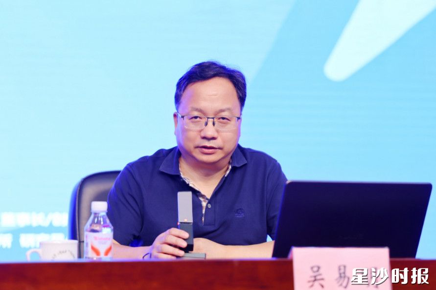 吴易明作主题讲座。
