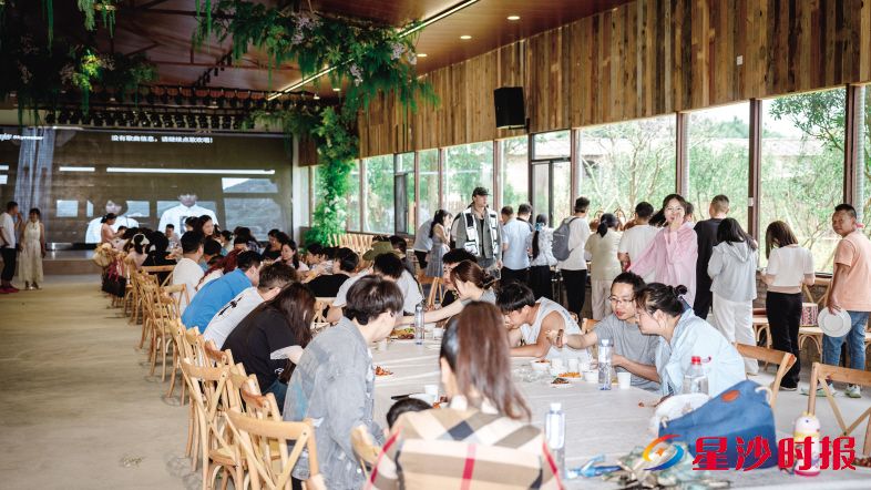 5月24日,恰逢周末,安沙镇禾田·松雅湖畔农场里挤满了前来游玩的市民。受访者供图