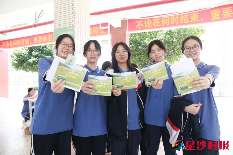 　　长沙县第一中学高三学子收到《高考心理自助手册》。谭园 摄