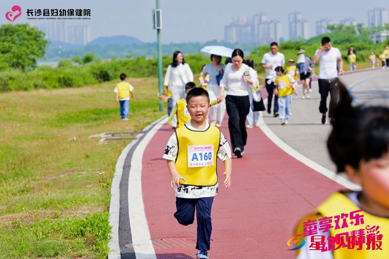 　　活动现场，300余组家庭近600名“大、小朋友”欢乐开跑，成为松雅湖畔一道充满活力的风景线。县妇幼供图