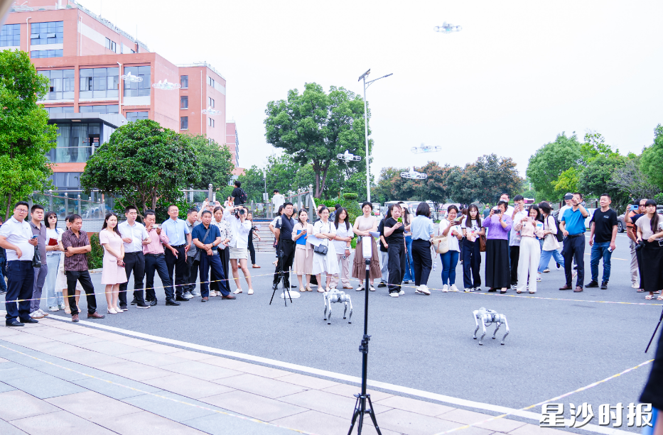 现场的众多科技成果展，吸引市民前来观看。