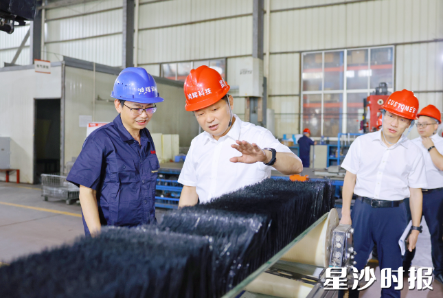 付旭明在湖南鸿辉科技有限公司调研。均为曾诗怡 摄