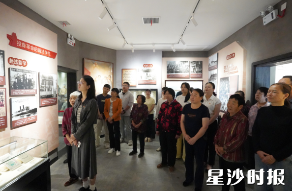 讲解员带领大家参观李维汉生平业绩陈列。均为通讯员供图