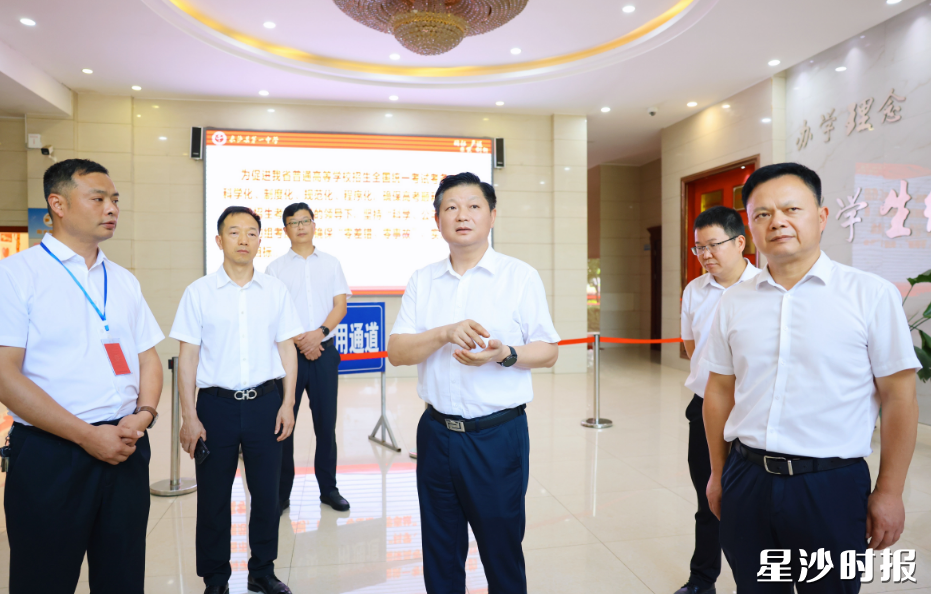 付旭明在长沙县第一中学，检查考点准备情况。均为曾诗怡 摄
