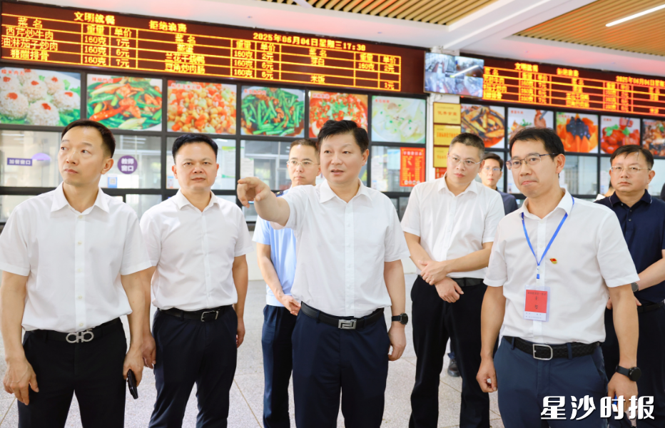 付旭明在长沙市明达中学，检查考点准备情况。