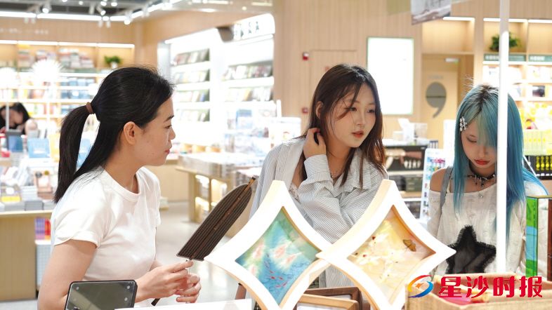 句象书店内湘绣文创琳琅满目,前来打卡的年轻人络绎不绝。 邬振 摄