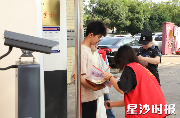位于安沙镇的长沙市协均中学考点，考生正在进行安检。阮霖浩 摄