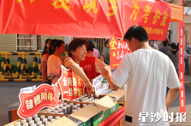 位于安沙镇的长沙市协均中学考点，“全国最美家庭”熊壮在开展志愿服务。阮霖浩 摄