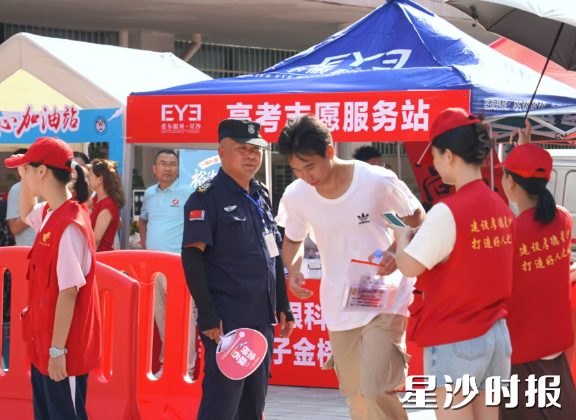 长沙市弘益高级中学考点，考生奔向考场。邬振 摄