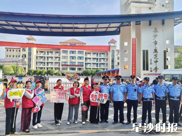 㮾梨街道组织志愿者爱心护考服务队，在长沙市鹿芝中学考点周边开展高考护航行动。徐磊林 摄