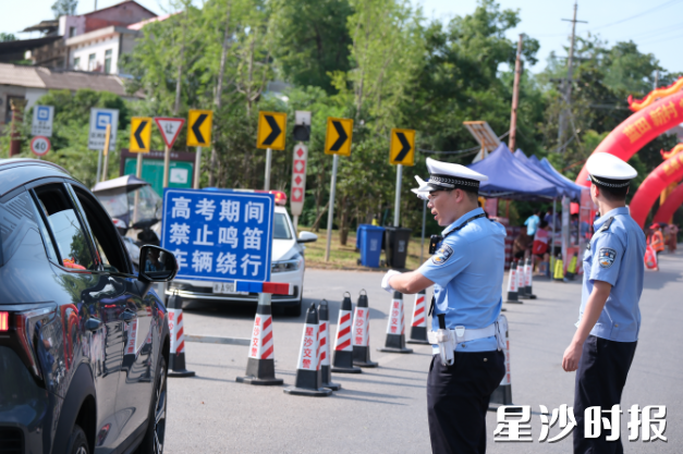 长沙市明达高级中学考点附近，交警对路段进行管制，为考生营造良好考试环境。李杰 摄