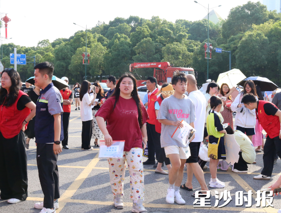 长沙县第一中学考点，考生自信从容赴考。文雅丽 摄