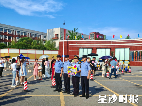 长沙县第一中学考点，泉塘综合行政执法大队队员为高考学子保驾护航。长沙县行政执法局供图