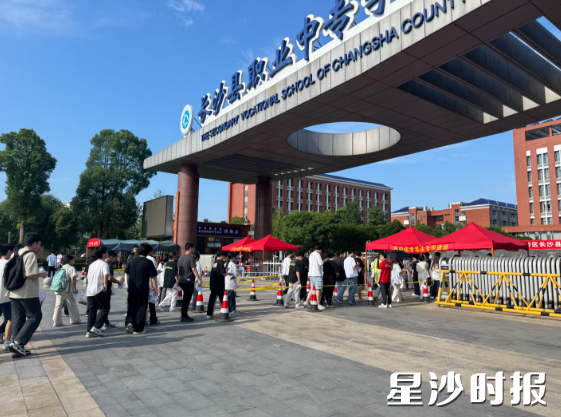 长沙县职业中专星沙校区考点设置集中送考考生通道和社会考生专用通道。林畅 摄